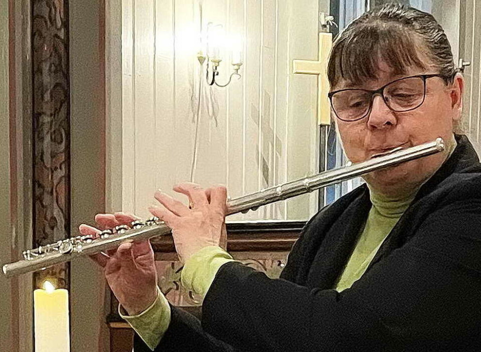 Tove Elin Strand er med på fløyte. Ei dame som spiller tverrfløyte.