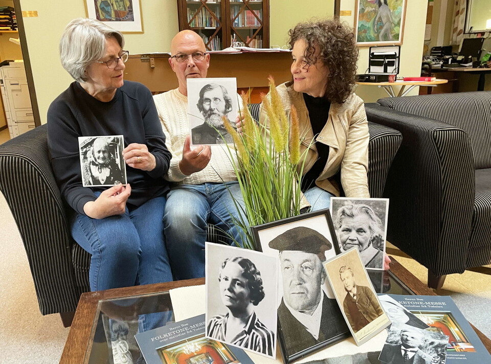 Randi Bøe, Einar Husby og Borghild Talgø frå koret lovar vakre tonar etter Gjendine Slaalien, Christen Bruseth og eit tjuetal andre kjelder. - Men kva Gjendine på biletet hadde med min bestefar å gjera, det røpar vi først på konserten! seier Randi. To damer og en mann en en sofa. De viser fram gamle portrettbilder.