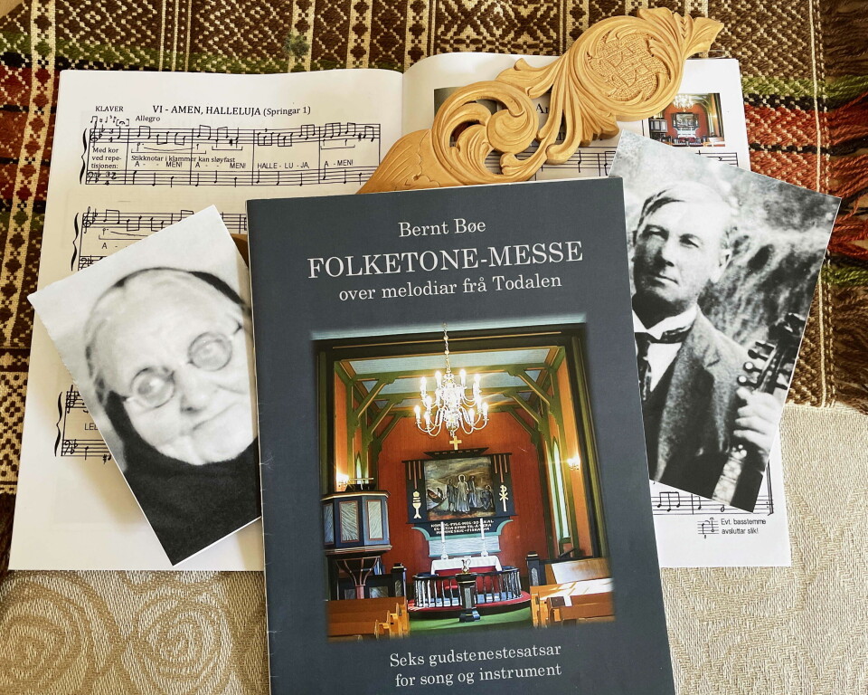 Songaren Tomina Husby og spellmannen Hallvard Ørsal (150-årsjubilant) er kjelder til tradisjonsmeldiane i «Folketonemesse frå Todalen». Noterhefter og gamle portrettbilder på et bord.