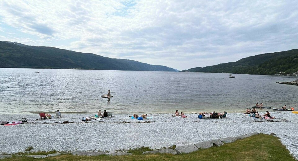 Mye folk på Kalkstranda denne lørdagen. Ei badestrand.