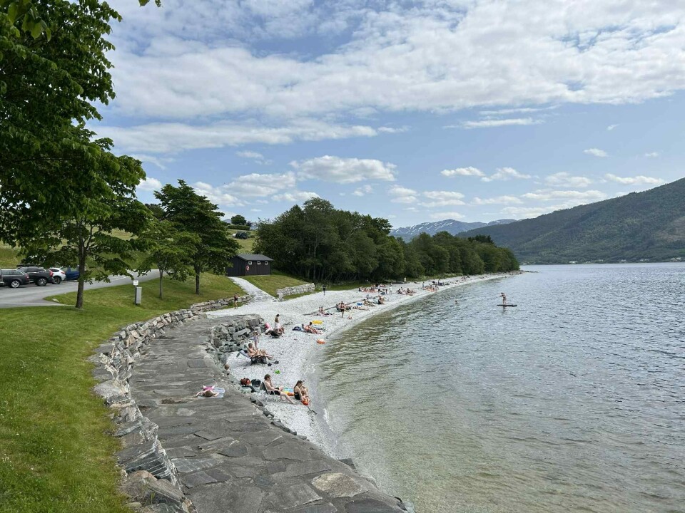 Yrende liv på Kalkstranda Ei badestrand.