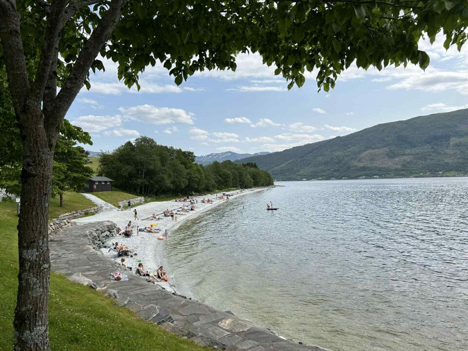 Yrende liv på Kalkstranda Ei badestrand.