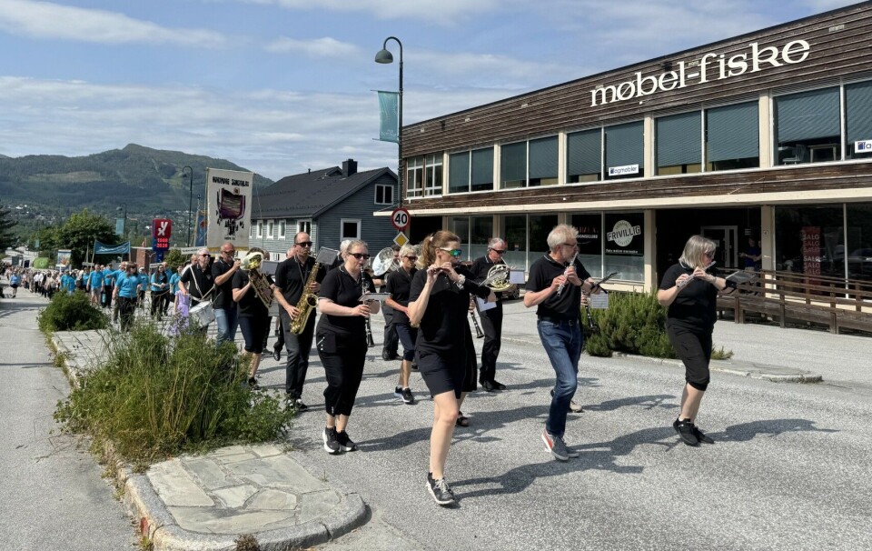 Åpning av helgens sangstevne med kor-tog og utdeling av 10.000 kroner Mennesker som går i tog.