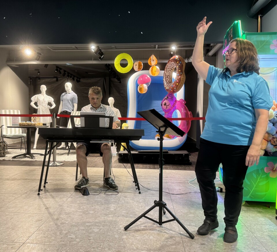 Kollega-duoen satte i gang det hele inne på senteret. En mann som spiller på tangenter og en dame som dirigerer.