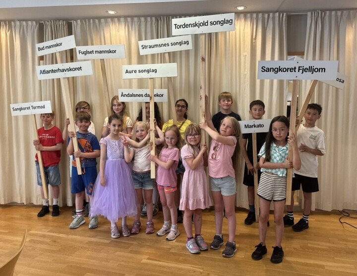 En kjapp fotografering før de hjelpsomme barna velfortjent fikk seg pølse og brus i Svorkasalen etter endt oppdrag. Bakerst f.v. Jo Kristian, Nimm Liam, Aimee, Nour, Sofia, Elias, Kristoffer og Kasper. Foran f.v. Mathias Johan, Sofiia, Sara, Sofie, Sigrid Eline, Julie og Kamilla. 15 barn som holder opp navneskilt.