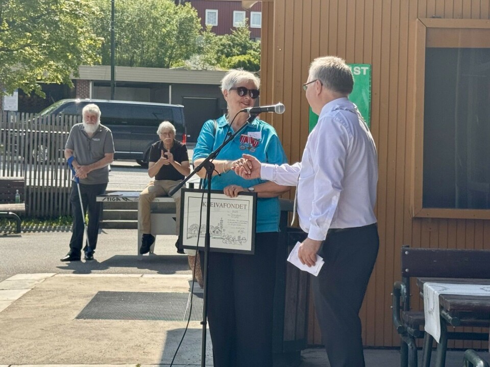 Her overrekker ordfører Hugo Pedersen pengegaven fra Kleivafondet til Tordenskjold Songlag. En mann og en dame som tar hverandre i hendene.