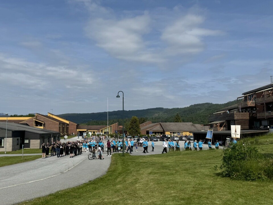 Personer som går i tog.