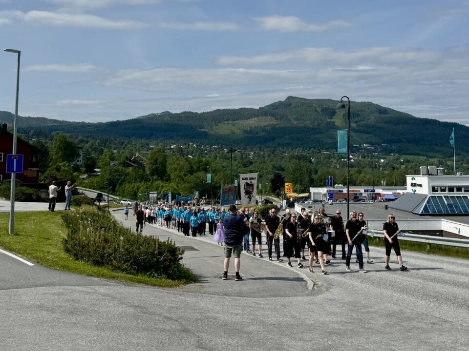 Personer som går i tog.