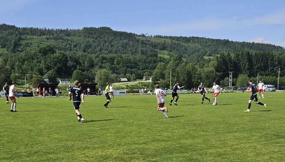 Det ble en tett og jevn kamp i sommervarmen på Rinnvollen lørdag