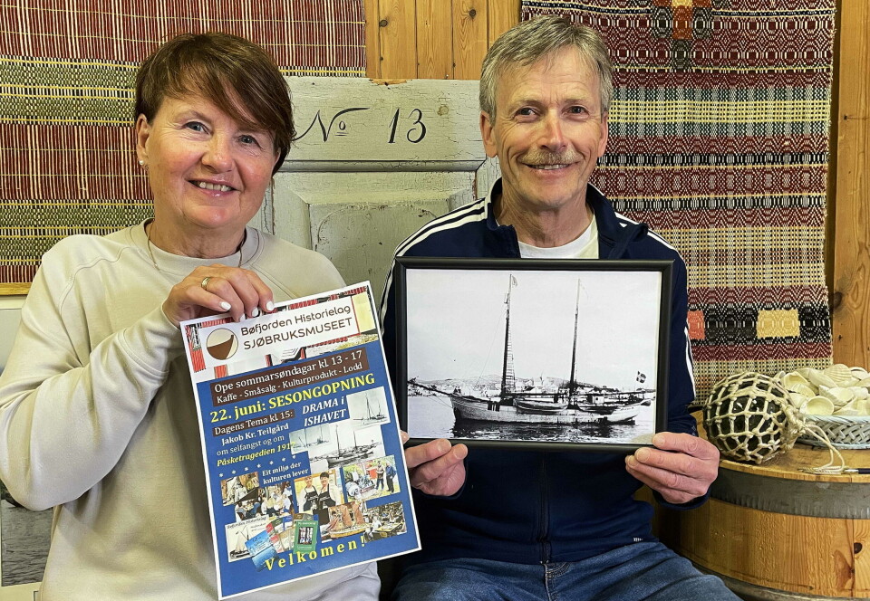Søndagens plakat er klar, seier Mayse. – Og Kristian føyer til: Skuta «Sangvik» overlevde påskestormen i 1917 på mirakelvis, som vi skal høre!