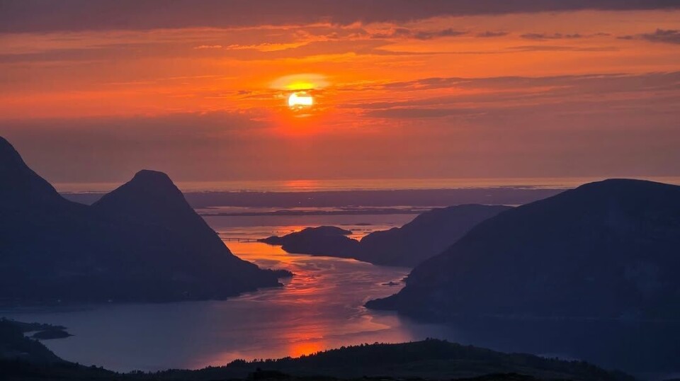 Nydelig solnedgang fra Blåfjellet 766 moh Bilde av solnedgang med fjel og fjorder