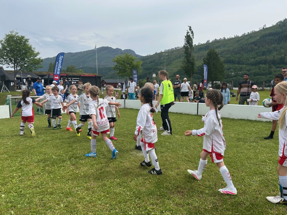 BøBæ og Rindal takker hverandre for kampen. Det er mye som skal læres! Takker for kampen på rekke