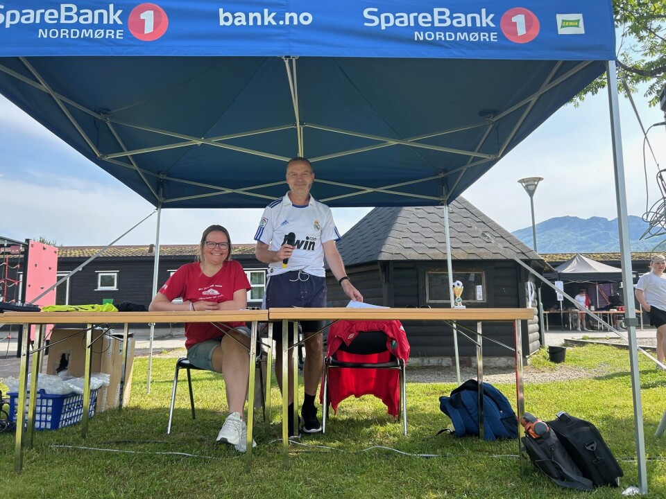 Nina Hognestad og Jo Bjørnar Fiske fra ØSIL har full kontroll på kampoppsett og tider. To personer i sekreteriat.