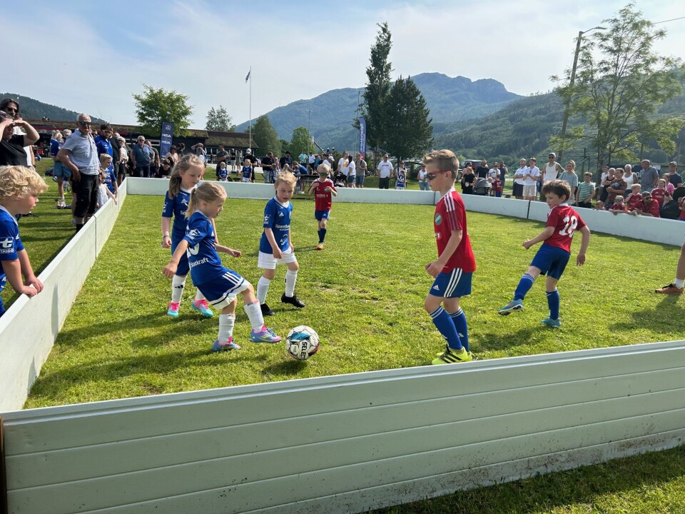 Full innsats på samtlige baner i det varme været! Unger som spiller kamp