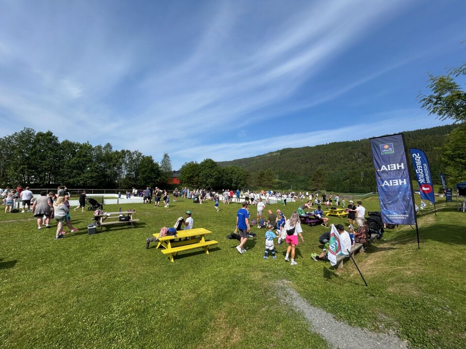 En flott sommerdag i Øvre Surnadal Fotballbane og masse folk på benker osv