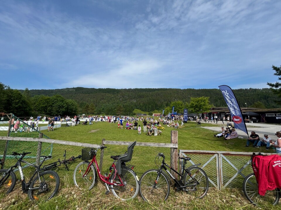Mo oppvekstsenter ga en god og trygg ramme for de unge fotballspillerne Sykler ved gjerde og banen bak