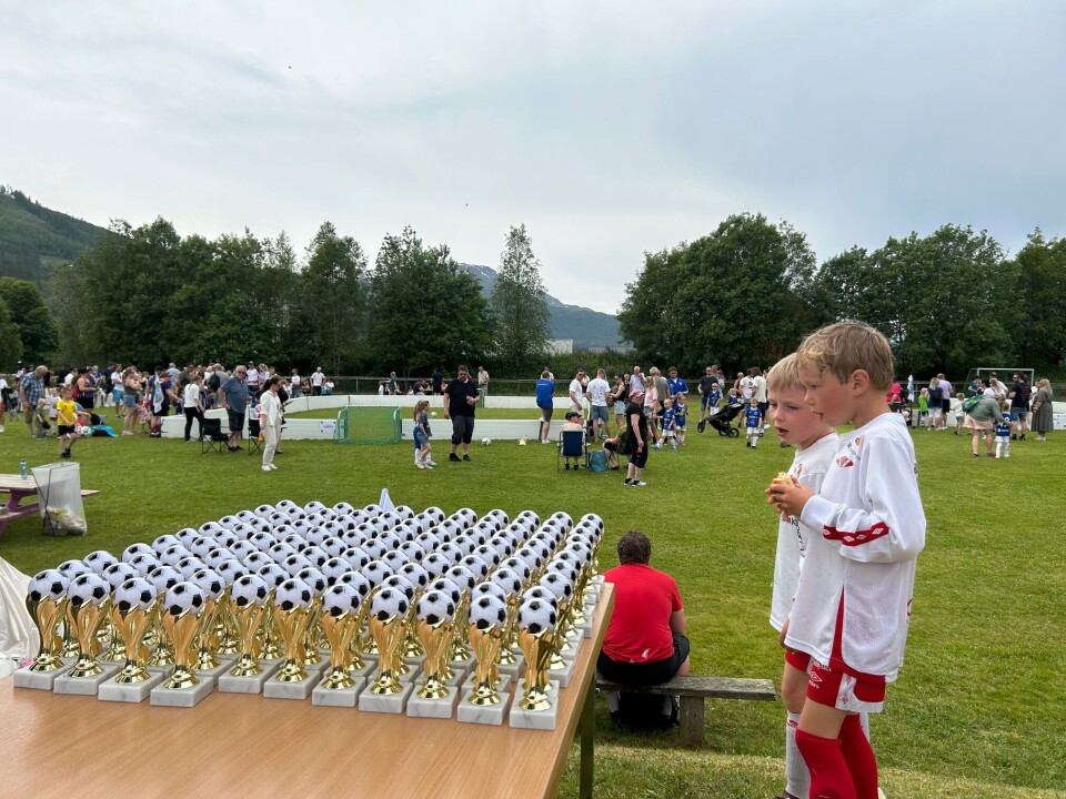 Rindalingene besiktiger premiene som så meget ut som ekte gull.. premiebord