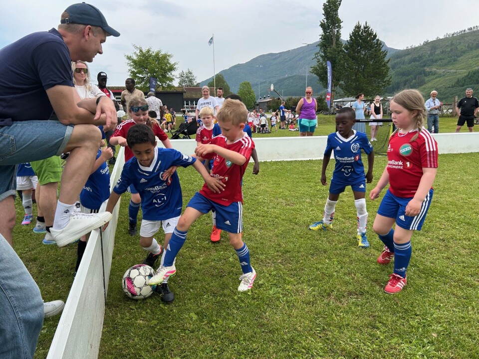 Hjemmelaget ØSIL i røde drakter mot ivrige fotballgutter fra Surnadal spilte til glade heiarop Barn som spiller kamp