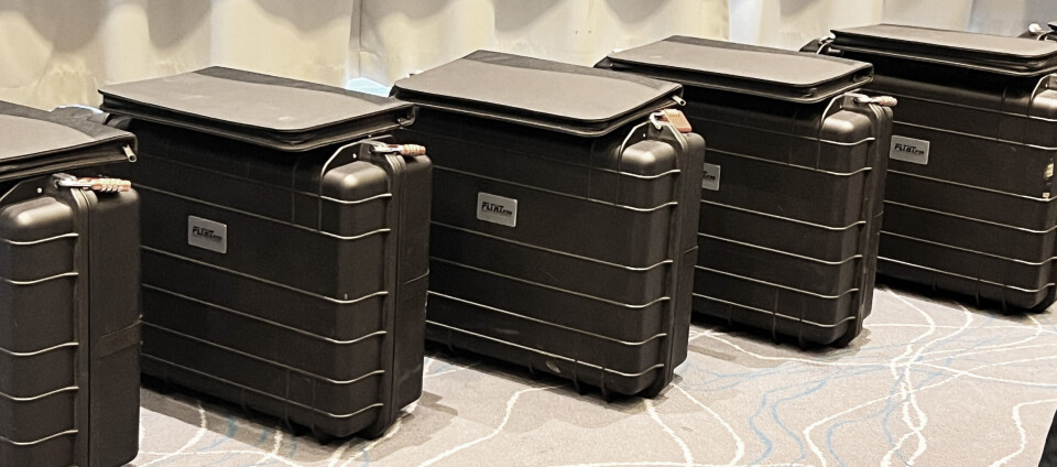 Vi utfordrer DEG til å delta på sommerens artigste lagspill – TINDE SPAREBANK ESCAPE BOX Svarte kofferter på rekke.