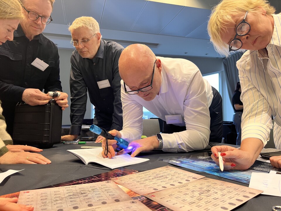 Vi utfordrer DEG til å delta på sommerens artigste lagspill – TINDE SPAREBANK ESCAPE BOX Flere personer som samarbeider om å løse en oppgave.