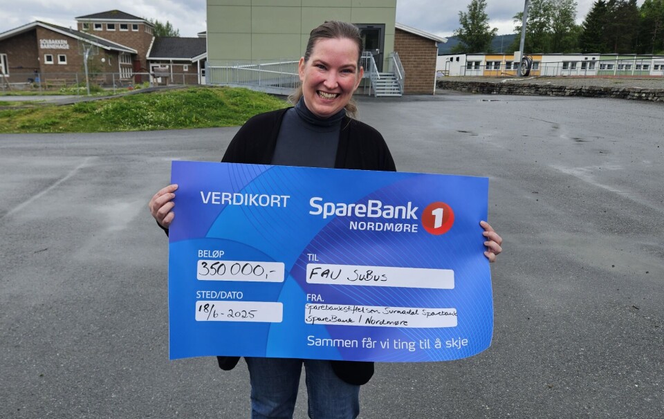 En glad Brit Roaldset med gavesjekken på 350 000 kroner