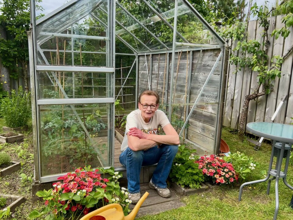 Ingrid Synnøve Engtrø på sitt favorittsted i hagen. Her på trappa til det lille drivhuset tar hun seg gjerne en pust i bakken. Eldre dame på trammen til et minidrivhus