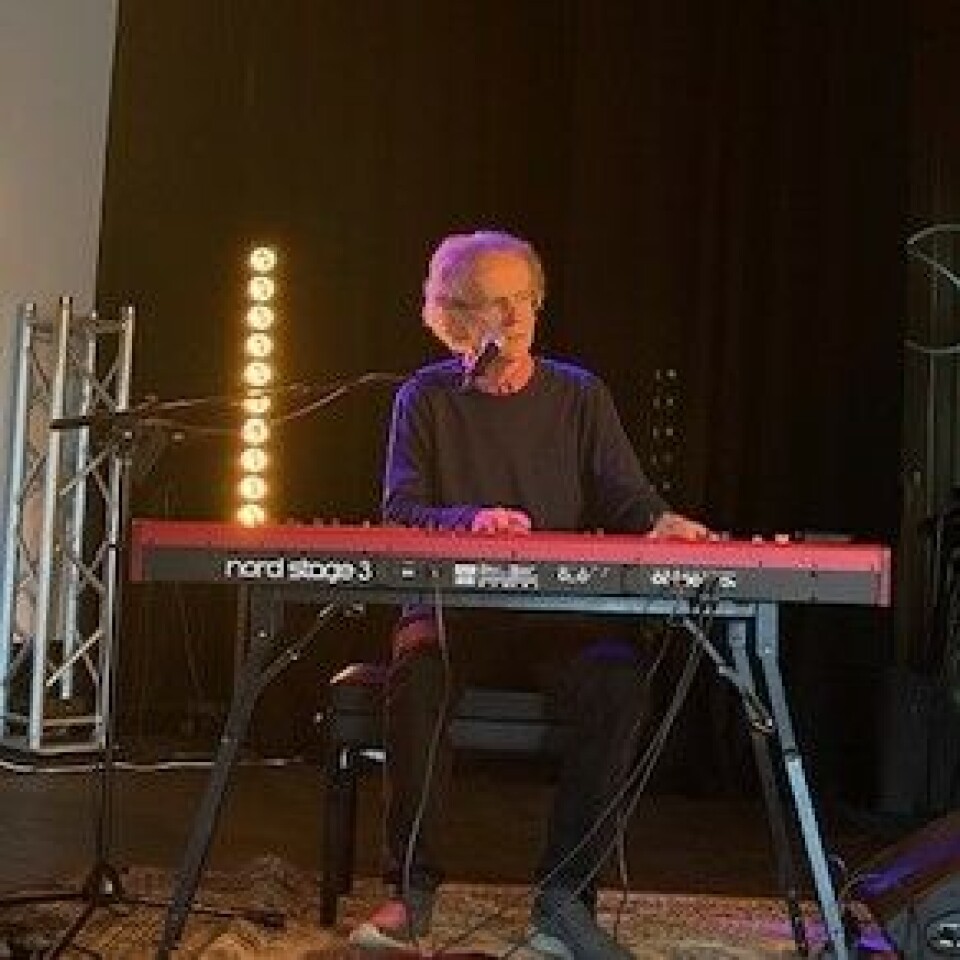 Henning Sommero skapte kjempestemning i forsamlingen Henning Sommero ved el-piano