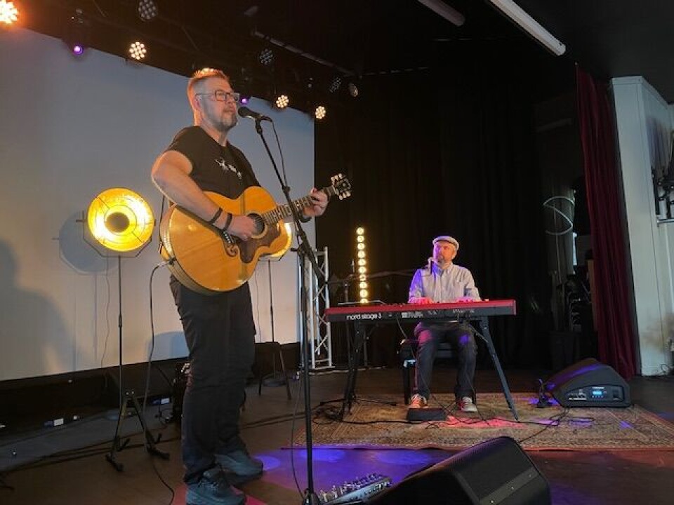 Karstein og Ronny underholdt med flott musikk og sang To karer på scenen