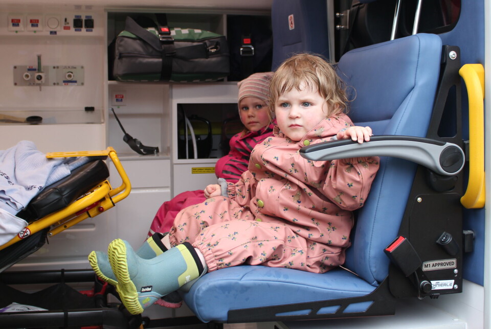 Det var spennende å prøvesitte stolene i ambulansen