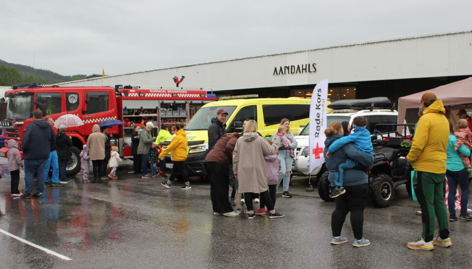 Været la ingen stor demper på oppmøtet på Superhelg på Alti fredag. Mennesker på en plass med brannbil, ambulanse og røde korsbil
