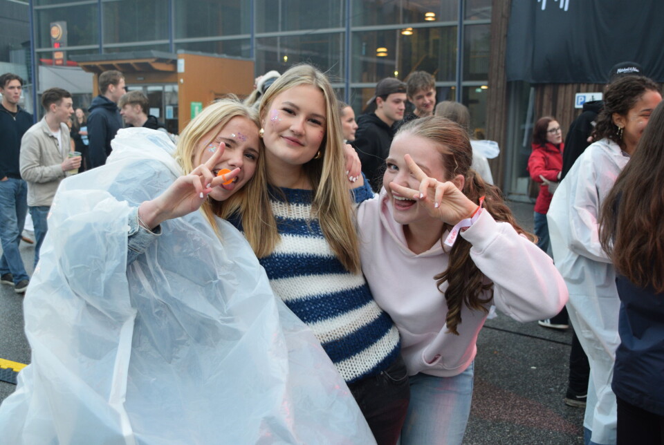 Publikum koste seg under konserten. Tre jenter som poserer for fotografen.