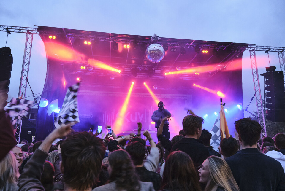 Den BB. En artist på scenen, under en konsert.