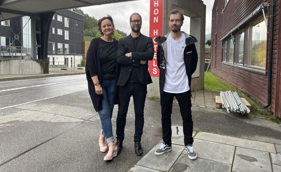 Linda Botten, Frank Spoonman Botten og Gard Nødset Rognskog gleder seg til korpub tre personer står under en bro, under broen er en veil Dame til venstre, to menn til høyre.