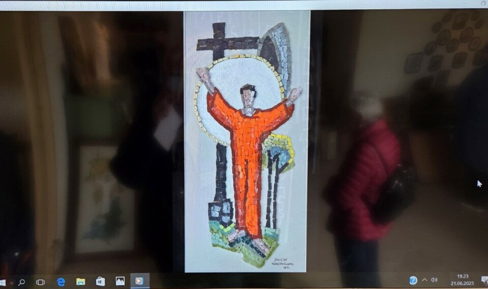 Nokre av Kalla sine kunstverk, som er i andre si eige, er digitalisert og blir vist digitalt på skjerm.