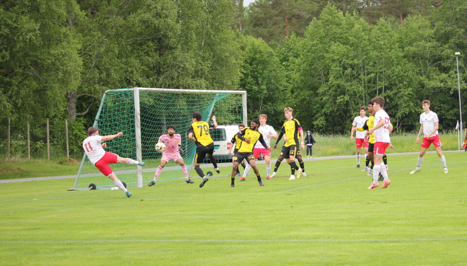 Daniel Hagen Eide drar til på volley og sørger for utligning på Rinnvollen.