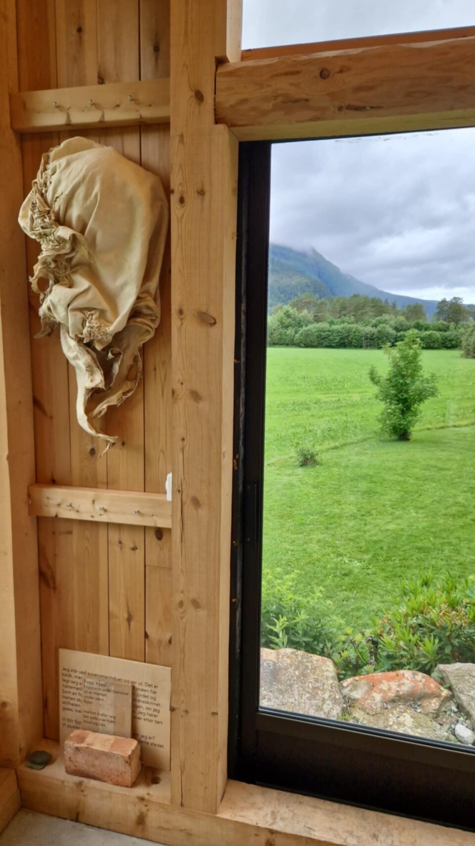 Fint både ute og inne på Bekkerhagan i Todalen Utvikt gjennom et vindu