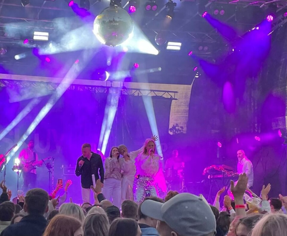 Fantastisk lysshow. Musikere på en scene
