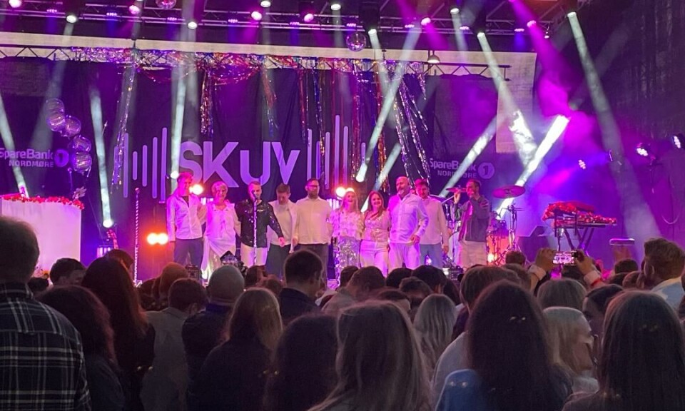Ti sangere og musikere tok imot velfortjent applaus etter en svært godt gjennomført konsert. Musikere på en scene