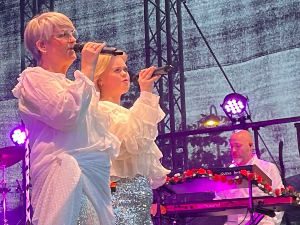 Toril Moe og Gunn Astrid Hove Musikere på en scene