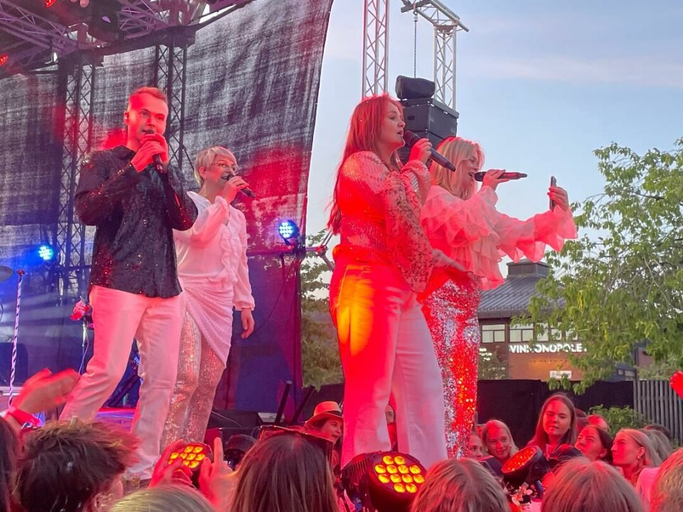 Torstein Snekvik, Toril Moe, Lisa Botterli Flostrand og Gunn Astrid Hove var enestående på scenen da de presenterte ABBA under Midtsommar i Surnadal. Musikere på en scene