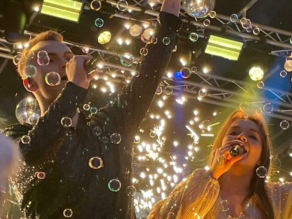 Torstein Snekvik og Lisa Botterli Flostrand Musikere på en scene med såpebobler rundt seg.