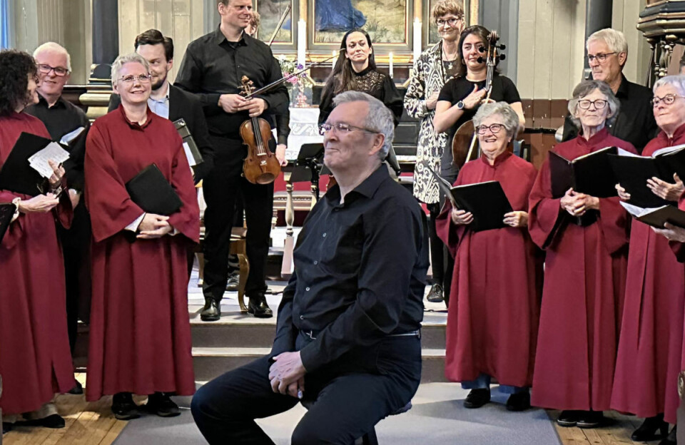 Kåsør Bernt G. Bøe med P17 Eldre mann på krakk foran kor og musikere