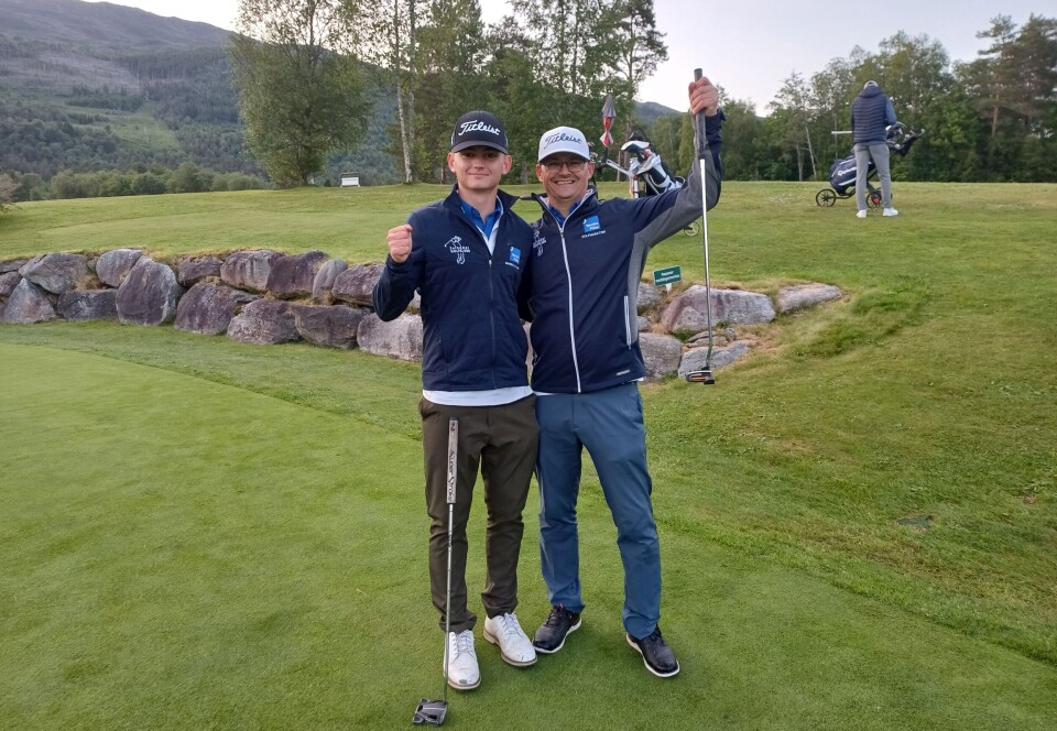 Vinnerne Tom Erik og Marius Kvande etter par på siste hull 16 To menn på golfbane
