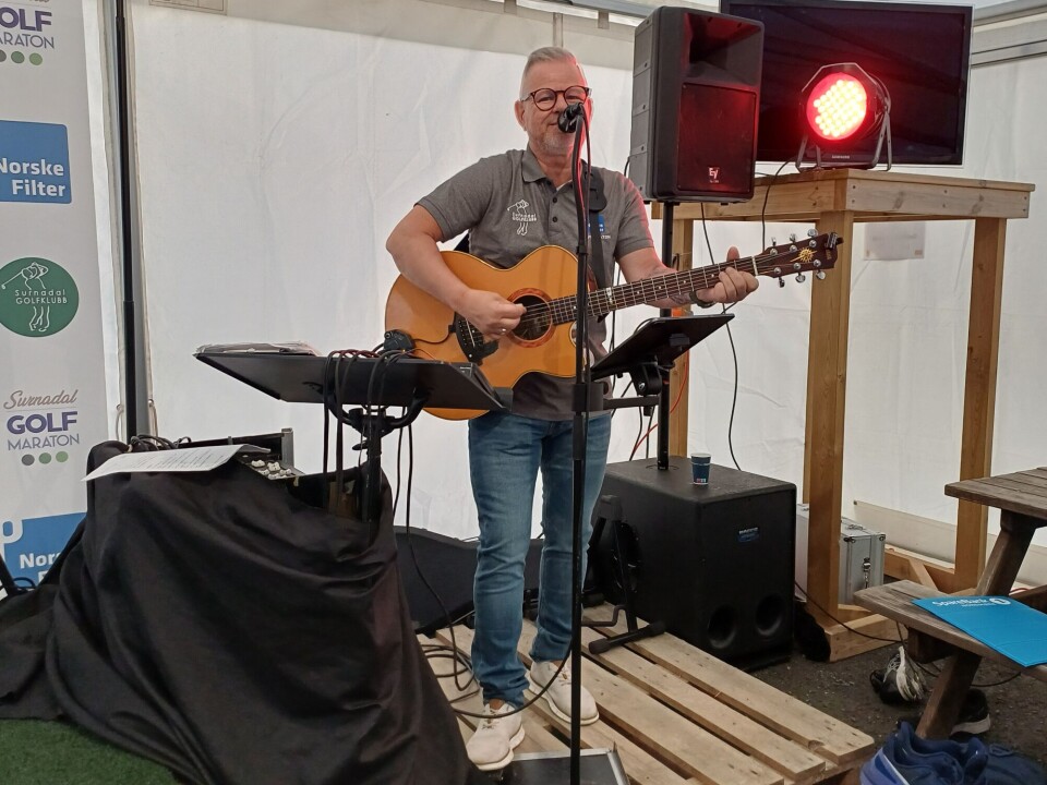 Flott musikk i teltet av trubadur Kenneth Pettersen Mann synger og spiller gitar