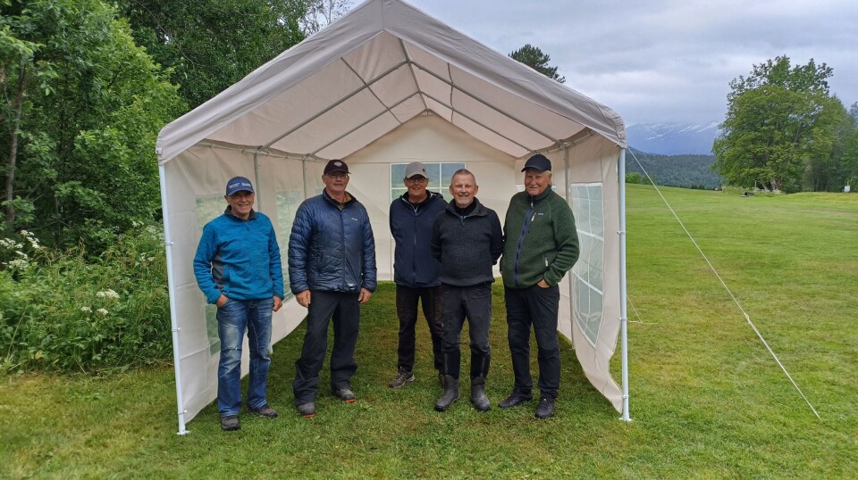 Glade karer rigget telt og benker torsdag i forkant av Golfmaraton Fem menn i et telt