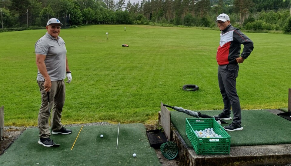Ronny Margly Edvardsen får PRO-time hos Paul Blaikie To menn ved utslaget på en golfbane