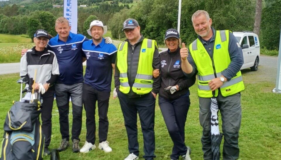 Steffen Iversen og Stian Oterhals, Siri Vaagland og Tove H. Garte sammen med banevaktene Birger Johnsen og Øyvind Svinvik Seks golfspillere foran et telt ved golfbane