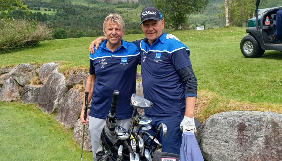 Tor Oterhals og Geir Garte To menn med golfbag foran en golfbil