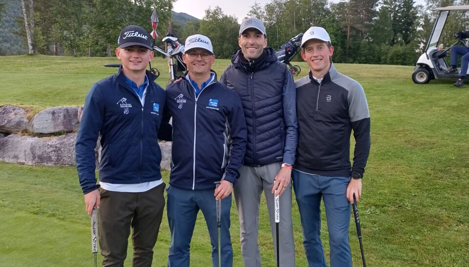 Tom Erik og Marius Kvande samt Magnus Moan og Henrik Høyem Olsen Fire menn på en golfbane