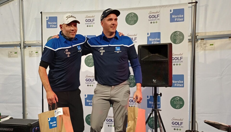 Sølvvinnerne John Erik Klinge og Bjørnar Hoel To menn på et podium med premier